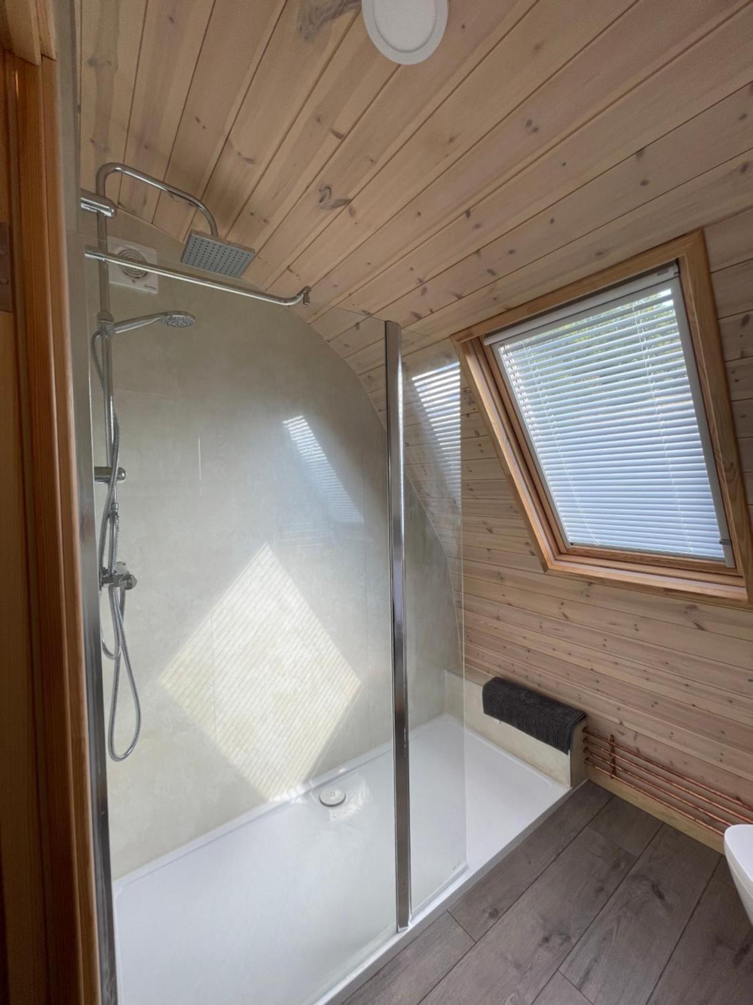Squirrel Glamping Pod School House Farm Hotell Leighton  Exteriör bild