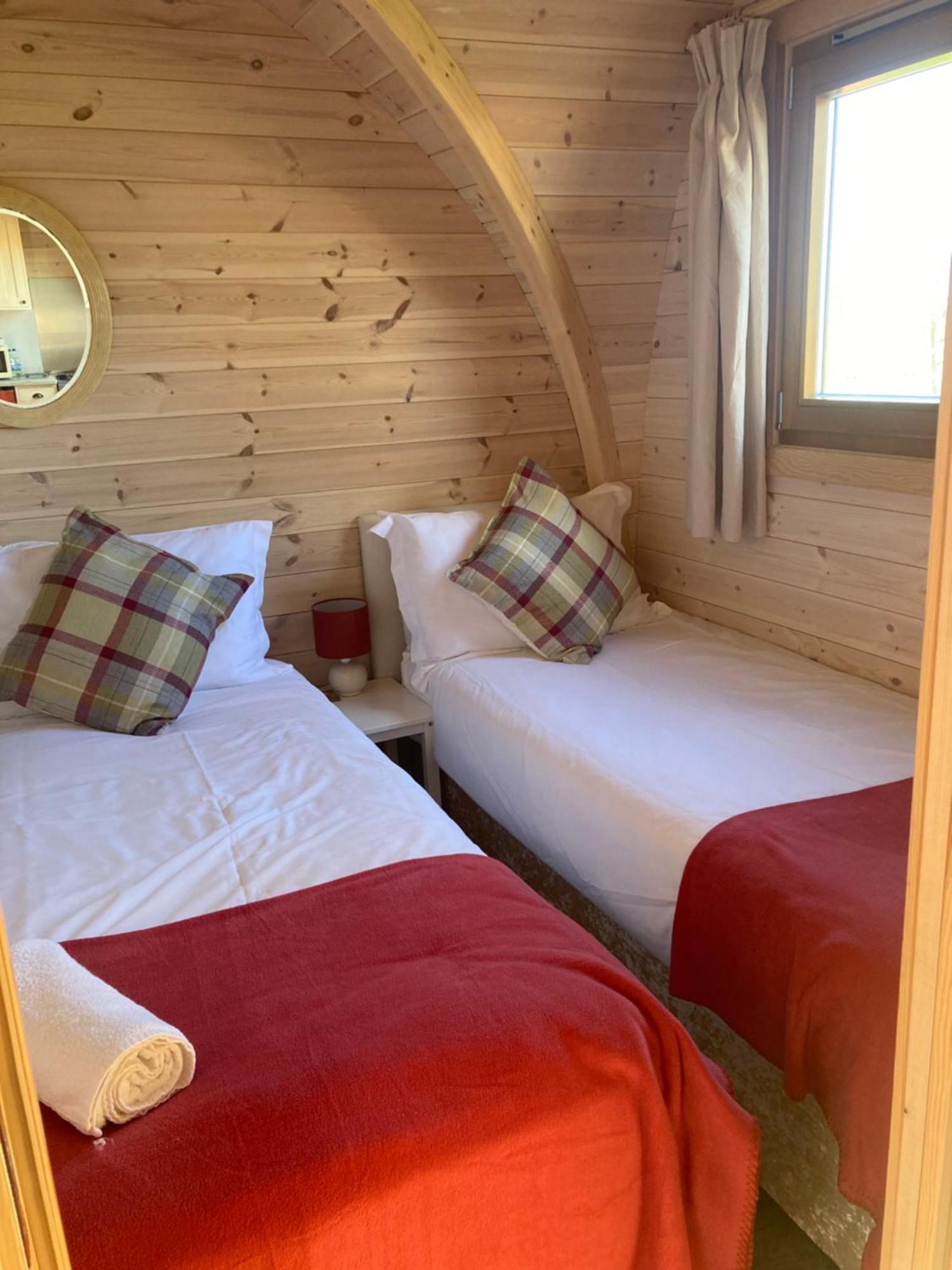 Squirrel Glamping Pod School House Farm Hotell Leighton  Exteriör bild